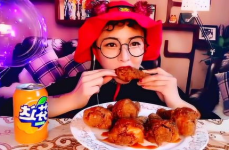 跟小姐姐吃炸鸡腿的说说,与小姐姐共享美味时光