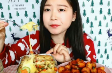 小姐姐吃芝士焗饭图片,小姐姐的美味瞬间