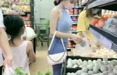 和小姐姐一起买菜图片,体验生活美好瞬间