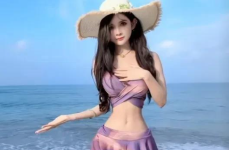 黑料热门头条狗头萝莉重回老本行紫色吊带泳装清凉诱惑！网友：有点像赛丽亚