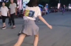 穿裙子玩滑板的小姐姐,小姐姐的时尚滑板风采