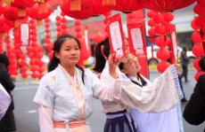 元宵陪小姐姐,小姐姐相伴，甜蜜满溢