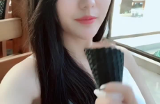 小姐姐看小姐姐吃冰淇淋,小姐姐间的甜蜜互动瞬间