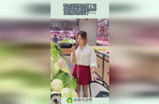 小姐姐跟妈妈买菜视频,满满生活幸福感