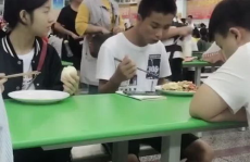 校园小姐姐吃饭,小姐姐们的美味日常